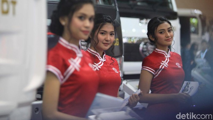 Para wanita cantik di antara truk dan bus di pameran GIICOMVEC 2020, Jakarta.