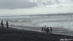 Cuma di Lumajang, Naik Kuda Seperti Koboi Tapi di Pantai
