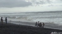Bagi Anda yang belum memiliki rencana mengisi liburan akhir pekan, Pantai Watu Pecak di Lumajang bisa jadi pilihan.