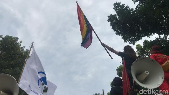 Massa LGBT di seberang Istana.