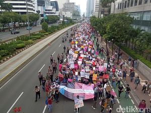 Peringati Hari Perempuan Internasional, Massa Longmarch ke Depan Istana