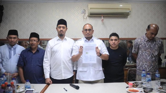 Ketua DPD Gerindra Sumbar Andre Rosiade menandatangani kontrak politik dengan pedagang pasar di Bukittinggi.