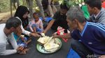 Nyam Nyam... Enak Banget Makan Durian Langsung di Kebunnya