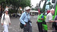 Para penumpang sebelum masuk bus dianjurkan menggunakan hand sanitazer terlebih dahulu.