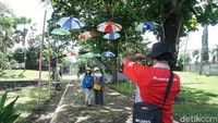 Sosoknya yang dulu mengerikan pun telah dihiasi oleh aneka spot foto warna-warni nan ceria. Hanya saja, tetap tak bisa menutupi kisah kelamnya di masa lalu.