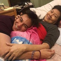 Kepergian ibu Baim Wong untuk selama-lamanya ini tentu meninggalkan duka terdalam bagi Baim Wong sendiri. Suami Paula Verhoven ini pun kerap menunjukkan kedekatannya dengan sang ibu baik di media sosial maupun video di chanel YouTubenya. Foto: Instagram @baimwong