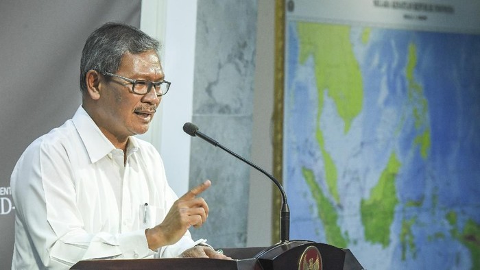 Sekretaris Direktorat Jenderal Pencegahan dan Pengendalian Penyakit Kemenkes Achmad Yurianto yang juga juru bicara pemerintah untuk penanganan virus Corona memberikan keterangan pers di Kantor Presiden, Jakarta, Jumat (6/3/2020). Dalam keterangan persnya Achmad Yurianto menyampaikan sebanyak empat orang dinyatakan suspect virus Corona karena telah melakukan kontak langsung dengan warga Depok yang positif sebelumnya dan mengalami gejala-gejala awal seperti Influenza yang kini tengah diobservasi dan menunggu hasil pasti dari pemeriksan laboratorium. ANTARA FOTO/Hafidz Mubarak A/wsj.