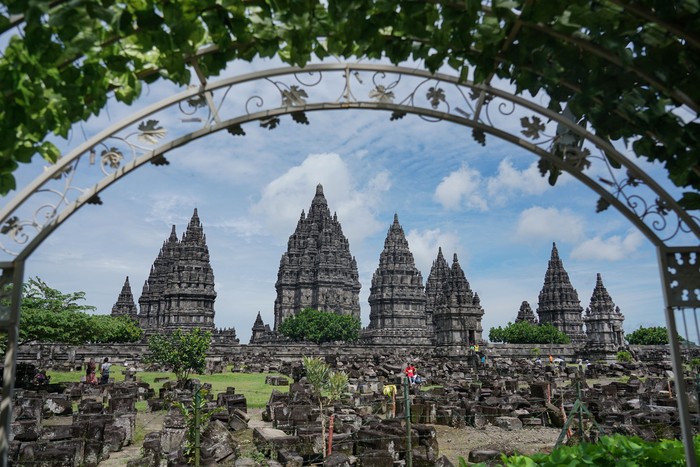 Petugas memeriksa suhu tubuh wisatawan asing sebelum memasuki kawasan Taman Wisata Candi Prambanan di Sleman, DI Yogyakarta, Minggu (8/3/2020). Pemeriksaan kondisi suhu tubuh tersebut untuk mengantisipasi penyebaran virus corona di sejumlah destinasi wisata yang ramai dikunjungi wisatawan mancanegara. ANTARA FOTO/Hendra Nurdiyansyah/aww.