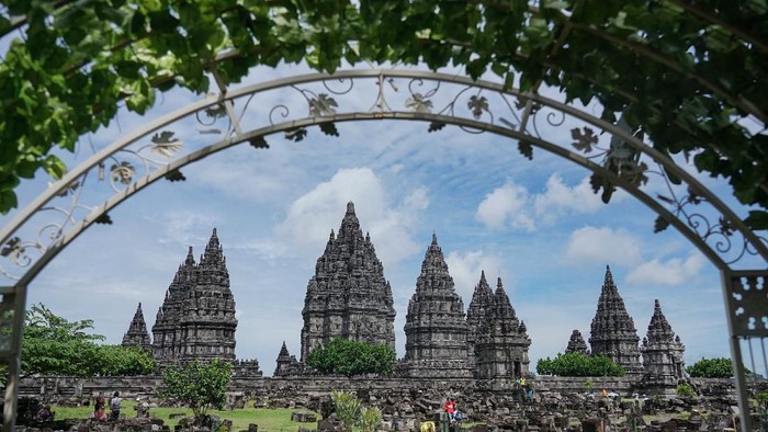 Petugas memeriksa suhu tubuh wisatawan asing sebelum memasuki kawasan Taman Wisata Candi Prambanan di Sleman, DI Yogyakarta, Minggu (8/3/2020). Pemeriksaan kondisi suhu tubuh tersebut untuk mengantisipasi penyebaran virus corona di sejumlah destinasi wisata yang ramai dikunjungi wisatawan mancanegara. ANTARA FOTO/Hendra Nurdiyansyah/aww.