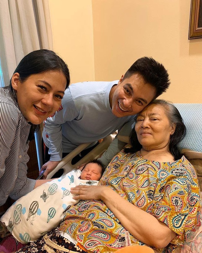 Ini salah satu momen kebersamaan Baim Wong dan ibunya, bersama Paula Verhoeven dan Kiano Tiger Wong. Foto: Instagram @baimwong