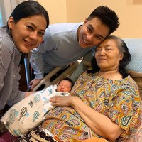 Ini salah satu momen kebersamaan Baim Wong dan ibunya, bersama Paula Verhoeven dan Kiano Tiger Wong. Foto: Instagram @baimwong