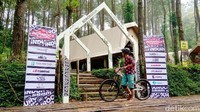 Peserta yang ikut lomba balap sepeda berjumlah 300 orang. Terdapat 3 Leasong Stage (LS) dan 3 Special Stage (SS) yang wajib dilewati oleh para atlet, mulai dari 200 meter hingga 3,2 km. (Rinto Heksantoro/detikcom)
