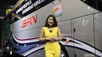 Wanita cantik dengan baju kelir kuning ini mendiami booth Scania. Foto: Ari Saputra