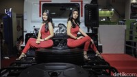 Dua orang wanita berpose di atas truk Hino yang dipamerkan dalam ajang pameran bus dan truk tersebut. Foto: Ari Saputra