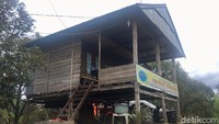 Kalau masih merasa takut, ada juga sejumlah gazebo yang disediakan untuk makan durian. Jadi traveler tinggal memilih mau makan di bawah pohon atau di gazebo. (Abdy Febriady/detikcom)