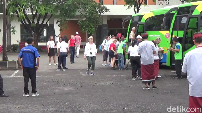 Kapal pesiar Viking Sun bisa berlabuh dan menurunkan penumpang di Bali, setelah semua penumpang dan kru dinyatakan sehat.
