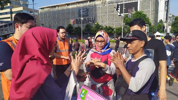 Sosialisasi pencegahan virus Corona di kawasan CFD, Jakarta Pusat.