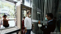 Satu per satu pengunjung dicek suhu tubuhnya.