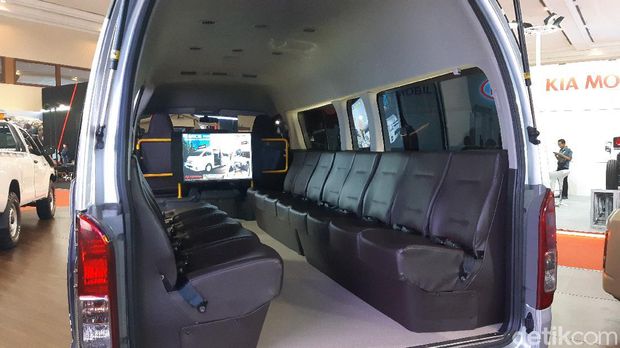 Toyota HiAce dengan jumlah 13 bangku penumpang