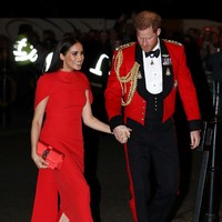 Tidak ketinggalan sepasang heels merah dari Aquazzura untuk menopang kaki jenjangnya. Sepatu yang dinamai Forever Marilyn itu dijual seharga US$ 595 atau sekitar Rp 8,4 juta.  Foto: Getty Images/WPA Pool