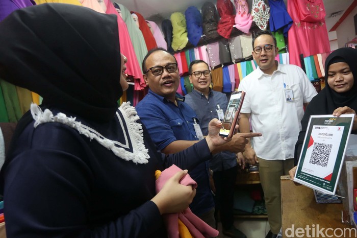 Bank Mandiri Syariah Sosialisasi Pembayaran QRIS Bank Syariah Mandiri mulai mensosialisasikan metode pembayaran QRIS. QRIS diluncurkan Bank Indonesia (BI) sejak Agustus 2019.