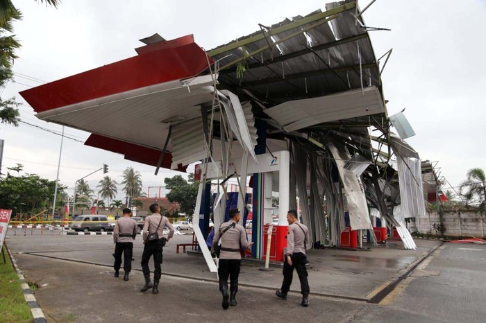 Diterjang Angin Kencang, SPBU Ini Hancur Berantakan SPBU 44.507.16 yang berada di Jalan Raya Bawen-Pingit KM 41.5, Ngampin, Ambarawa, Semarang, porak poranda dihantam angin kencang. Begini kondisinya.