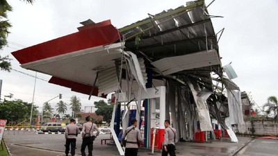Diterjang Angin Kencang, SPBU Ini Hancur Berantakan