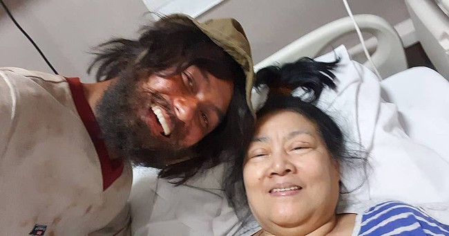 Tak hanya itu, interior kamar pribadi Baim Wong yang terpampang foto dirinya bersama kedua orangtuanya ini pun memberikan suasana hangat dan penuh cinta. Foto: Instagram @baimwong