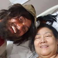 Tak hanya itu, interior kamar pribadi Baim Wong yang terpampang foto dirinya bersama kedua orangtuanya ini pun memberikan suasana hangat dan penuh cinta. Foto: Instagram @baimwong