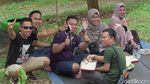 Nyam Nyam... Enak Banget Makan Durian Langsung di Kebunnya