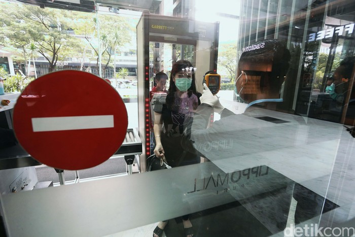 Cegah Virus Corona, Pengunjung Mal di Cek Suhu Tubuh Para pengunjung sebuah mal di Jakarta dicek suhu tubuhnya. Langkah ini untuk mencegah penyebaran virus corona.