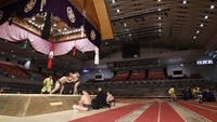 Hanya atlet, pelatih, staf dan juri yang ada di stadion. Kyodo News via AP.
