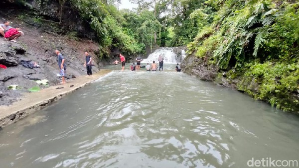 Sejak beberapa bulan terakhir, warga Dusun Barutungnge, Desa Lalabata, Kecamatan Tanete Rilau, Barru, Sulawesi Selatan punya destinasi wisata baru, yaitu Sungai Barutungnge. (Hasrul Nawir/detikcom) Sejak beberapa bulan terakhir, warga Dusun Barutungnge, Desa Lalabata, Kecamatan Tanete Rilau, Barru, Sulawesi Selatan punya destinasi wisata baru, yaitu Sungai Barutungnge. (Hasrul Nawir/detikcom)