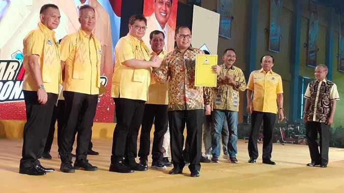 Golkar serahkan mandat kepada 10 cakada dalam Pilkada Serentak di Sulsel.