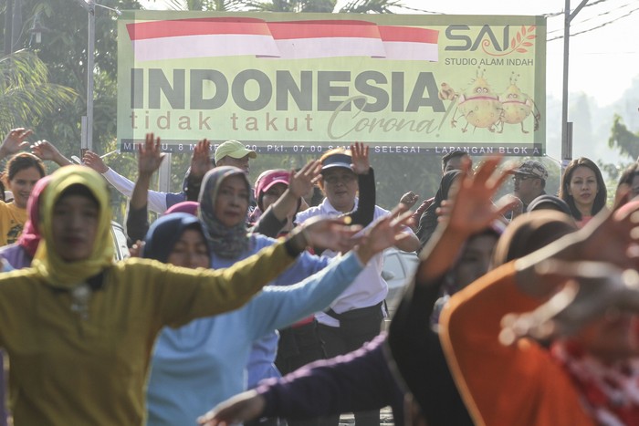 Sejumlah warga mengikuti kegiatan senam di Sukmajaya, Depok, Jawa Barat, Minggu (8/3/2020). Kegiatan tersebut sebagai upaya pemulihan trauma warga perumahan yang salah satu warganya dinyatakan positif Virus Corona dan warga berharap perumahan tersebut tidak dijauhi. ANTARA FOTO/Asprilla Dwi Adha/aww.