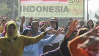 Sejumlah warga mengikuti kegiatan senam di Sukmajaya, Depok, Jawa Barat, Minggu (8/3/2020).