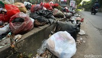 Oknum warga yang tidak bertanggungjawab dan tidak sadar akan kebersihan lingkungan tetap saja membuang sampah di daerah ini.