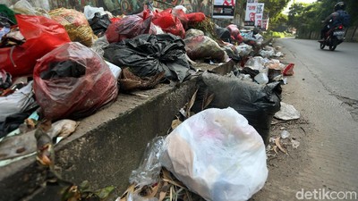 Keterlaluan, Warga Masih Buang Sampah di Jalan Cikunir Bekasi