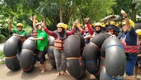 Wahana River Moon Kali Pusur menempati lahan 3 hektar dan berada persis di tepi sungai. Saat masuk wahana itu, pengunjung disuguhi beberapa petak lahan sawah padi yang asri dengan jalur pejalan kaki di tengahnya (Foto: Achmad Syauqi/detikcom)