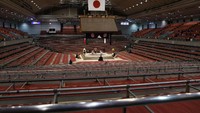 Kursi stadion kosong saat Grand Sumo Tournament digelar di Osaka, Jepang, Minggu (8/3). Kyodo News via AP.