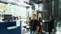 Hand sanitizer pun disediakan di beberapa titik strategis.