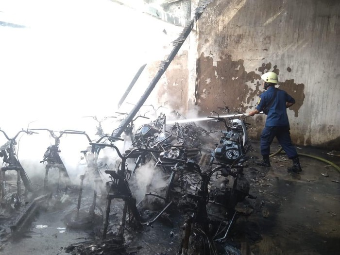 Puluhan motor hangus terbakar di sebuah tempat penitipan di Bandung