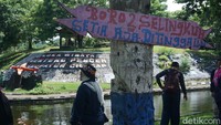 Di luar benteng yang masih asli, dapat dijumpai juga sejumlah papan kayu bertuliskan kalimat nyeleneh di sejumlah titik. Mungkin ini upaya pengelola untuk meramaikan objek wisata sejarah ini.