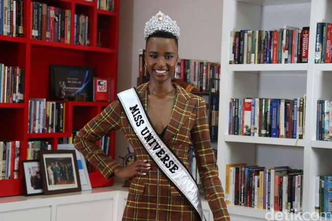 Miss Universe 2019 asal Afrika Selatan itu tak lupa juga mengingatkan para wanita untuk berani dan jangan pernah takut untuk menunjukkan kekuatan yang kamu miliki. Foto: Rengga Sencaya/Detikcom