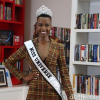 Miss Universe 2019 asal Afrika Selatan itu tak lupa juga mengingatkan para wanita untuk berani dan jangan pernah takut untuk menunjukkan kekuatan yang kamu miliki. Foto: Rengga Sencaya/Detikcom
