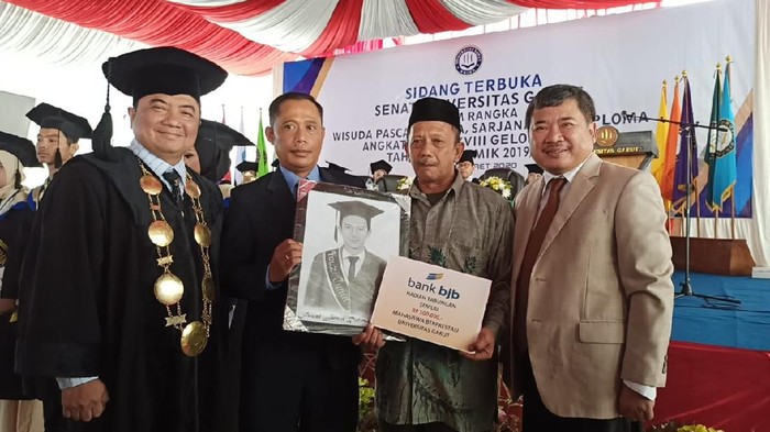 Seorang ayah gantikan anaknya yang meninggal ke wisuda Uniga