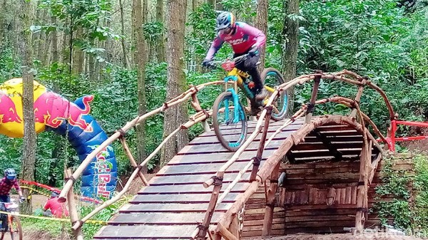 Serunya Balap Sepeda di Pinus Bike Park