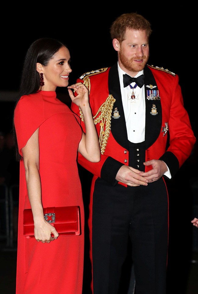 Senada dengan istrinya, Pangeran Harry sebagai Jenderal Kapten dari Royal Marines tampil gagah dengan seragam militer kerajaan yang berwarna merah. Foto: Getty Images/WPA Pool