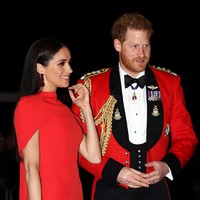 Senada dengan istrinya, Pangeran Harry sebagai Jenderal Kapten dari Royal Marines tampil gagah dengan seragam militer kerajaan yang berwarna merah. Foto: Getty Images/WPA Pool