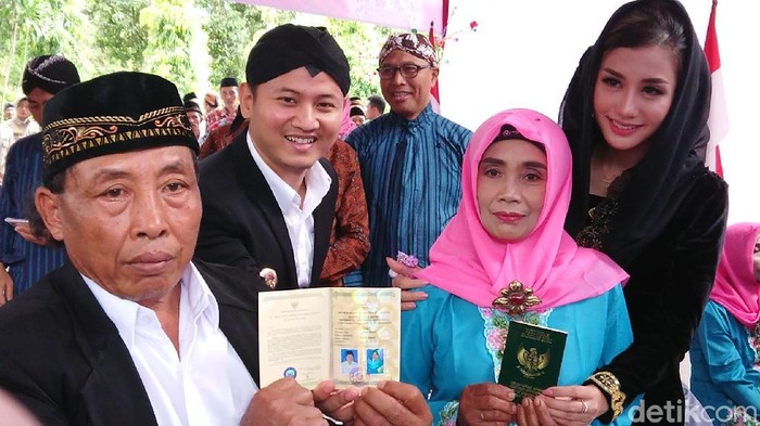Ratusan Lansia Ikuti Nikah Massal di Trenggalek